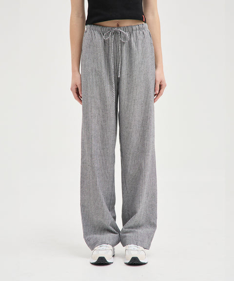 Pantalon à rayures et cravate