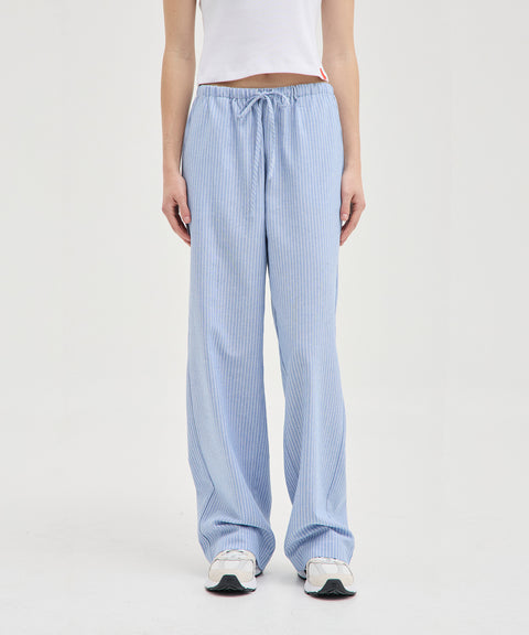 Pantalon à rayures et cravate